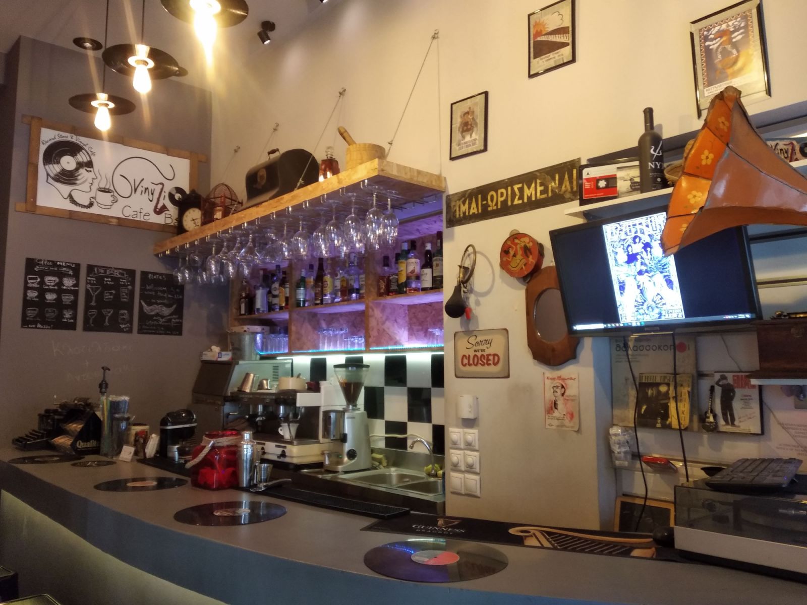 vinylio-cafe-bar